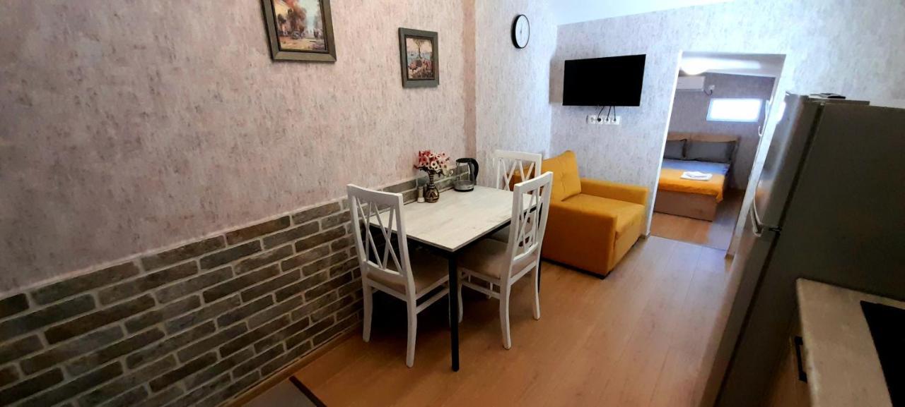 Yellow Apartment Τυφλίδα Εξωτερικό φωτογραφία
