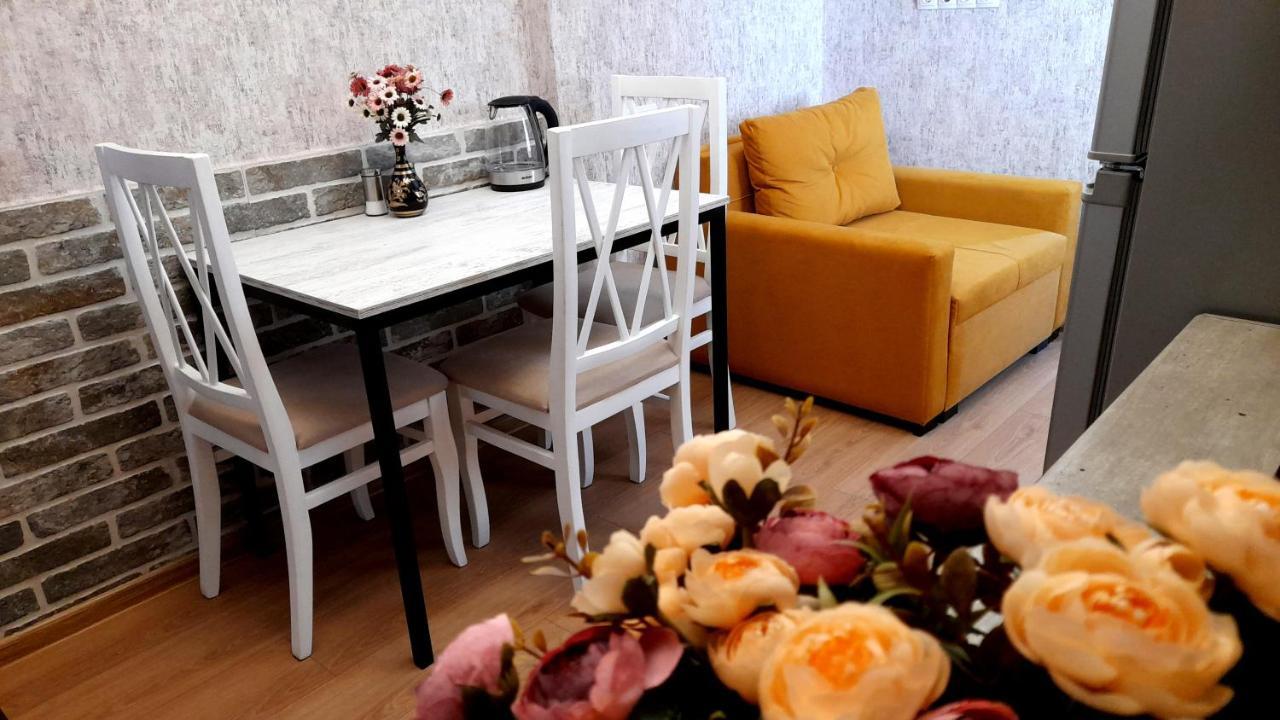 Yellow Apartment Τυφλίδα Εξωτερικό φωτογραφία