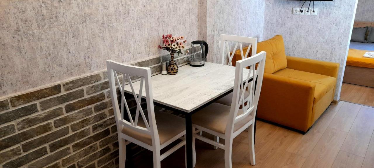 Yellow Apartment Τυφλίδα Εξωτερικό φωτογραφία